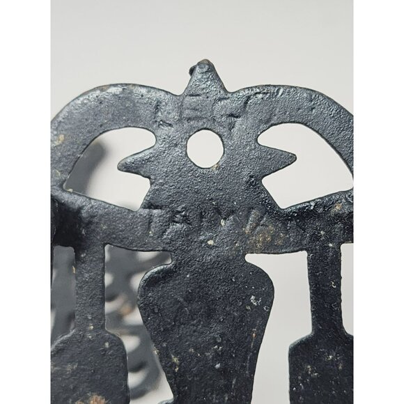 Vintage L.E.G.O. Made in Taiwan Cast Iron Trivet Set With Heart & Vine Design - Picture 3 of 7